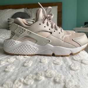 Women’s Nike Air Huarache Size 8
